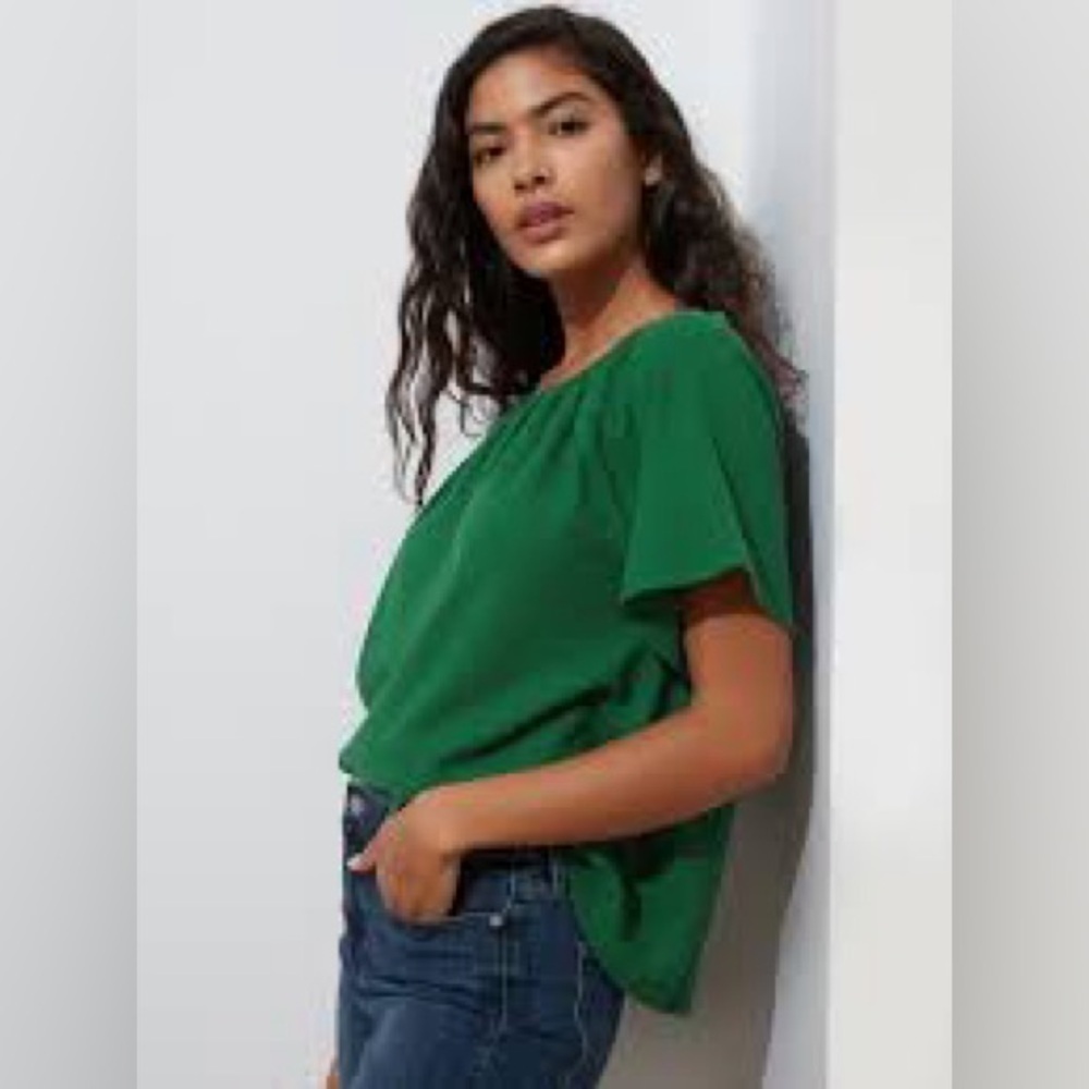 Banana Republic Factory Textured Flutter Sleeve Top in Emerald Green. Size XS
